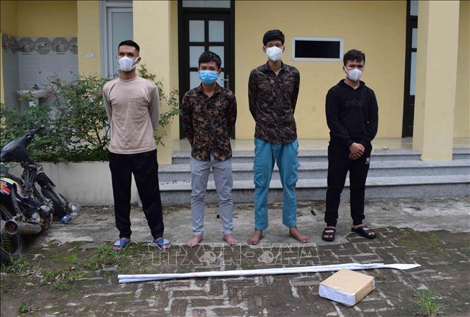Các đối tượng tại cơ quan công an. Ảnh: Đinh Tuấn - TTXVN