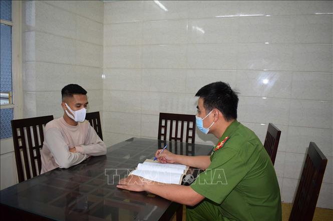 Đối tượng tại cơ quan công an. Ảnh: Đinh Tuấn - TTXVN
