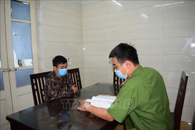 Đối tượng tại cơ quan công an. Ảnh: Đinh Tuấn - TTXVN