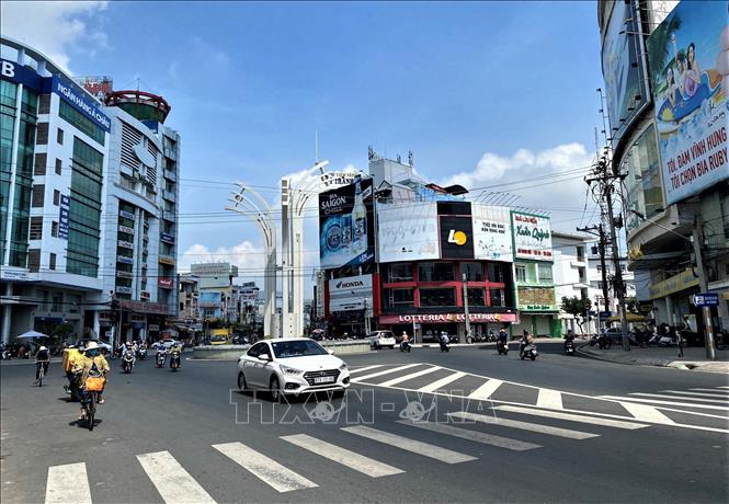 Trong ảnh: Đường Trần Hưng Đạo, thành phố Long Xuyên đông người và phương tiện lưu thông khi tỉnh áp dụng cấp độ 2 vùng vàng. Ảnh: Thanh Sang-TTXVN./.