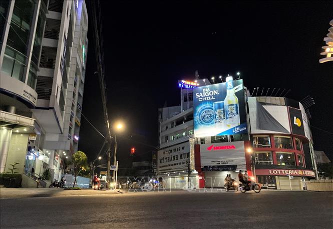 Trong ảnh: Đường Trần Hưng Đạo, thành phố Long Xuyên vắng người và phương tiện lưu thông khi tỉnh An Giang khuyến cáo người dân hạn chế ra khỏi nhà vào ban đêm. Ảnh: Thanh Sang-TTXVN