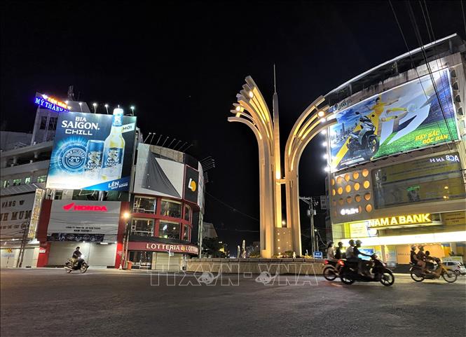 Trong ảnh: Vòng xoay Đèn 4 ngọn, đường Trần Hưng Đạo, thành phố Long Xuyên vắng người và phương tiện lưu thông khi tỉnh An Giang khuyến cáo người dân hạn chế ra khỏi nhà vào ban đêm. Ảnh: Thanh Sang-TTXVN