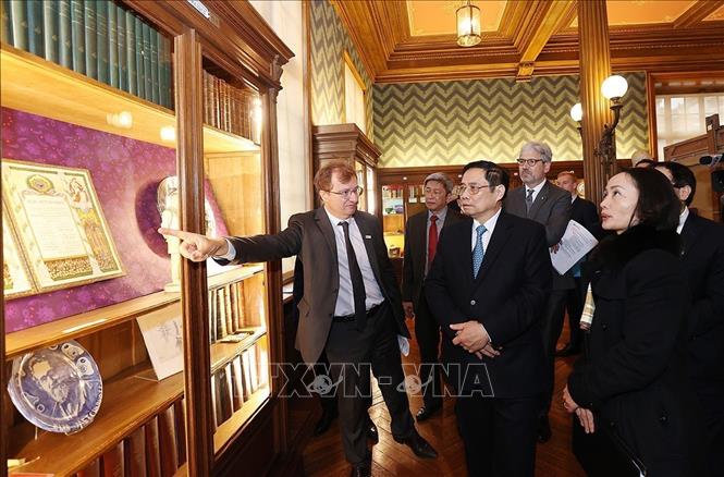 Photo: PM Pham Minh Chinh visits the Pasteur Institute. VNA Photo: Dương Giang