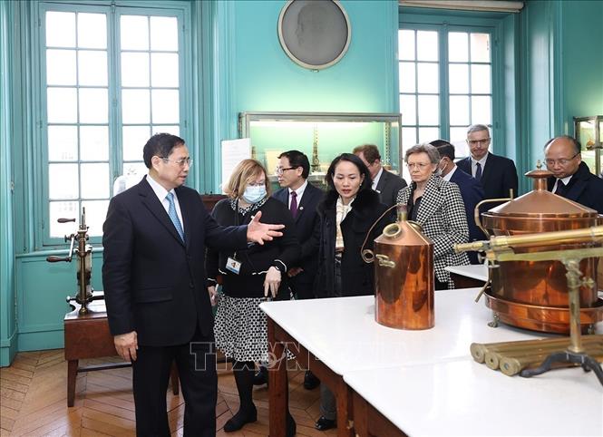 Photo: PM Pham Minh Chinh visits the Pasteur Institute. VNA Photo: Dương Giang