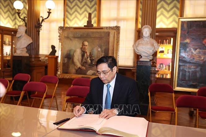 Photo: PM Pham Minh Chinh writes in the Pasteur Institute's guestbook. VNA Photo: Dương Giang