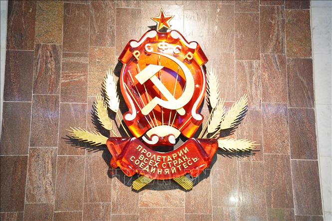 Đi đến Địa chỉ đỏ Cách mạng tháng Mười Nga ở St. Petersburg, bạn sẽ được trải nghiệm một phần quan trọng của lịch sử vĩ đại của Nga. Nơi đây chứng kiến sự nổi dậy của nhân dân và đánh dấu sự ra đời của Đảng Cộng sản Nga. Hình ảnh liên quan sẽ mang lại những cảm xúc và kí ức đáng nhớ cho bạn.