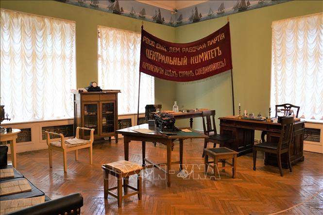 Căn phòng Ủy ban TƯ Đảng Lao động Dân chủ Xã hội Nga (RSDLP (Bolshevik)) với biểu ngữ pháp lý đầu tiên của Đảng Bolshevik. Ảnh: Bùi Duy Trinh-TTXVN tại Nga