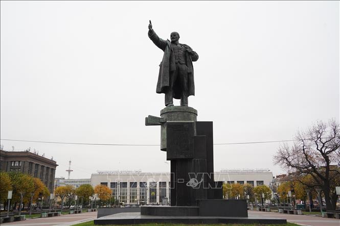 Tượng đài Lenin trước cửa Nhà ga Phần Lan ở St. Petersburg, mô tả thời điểm Người trở về nước Nga ngày 3/4/1917, đứng trên xe bọc thép phát biểu trước đám đông công nhân – binh sĩ . Ảnh: Bùi Duy Trinh-TTXVN tại Nga