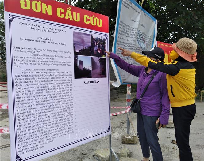 Trong ảnh: Người dân bức xúc vì ô nhiễm đã chặn cổng 3 nhà máy xi măng. Ảnh: Đức Thọ - TTXVN