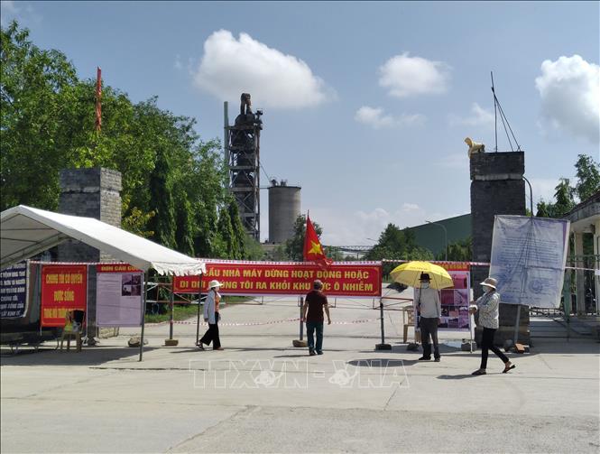 Trong ảnh: Người dân bức xúc vì ô nhiễm đã chặn cổng 3 nhà máy xi măng. Ảnh: Đức Thọ - TTXVN