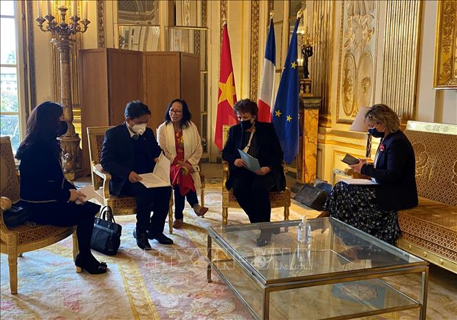 Photo: French Minister of Culture Roselyne Bachelot-Narquin receives Vietnamese Deputy Minister of Culture, Sports and Tourism Hoang Dao Cuong. VNA Photo: Xuân Đông 