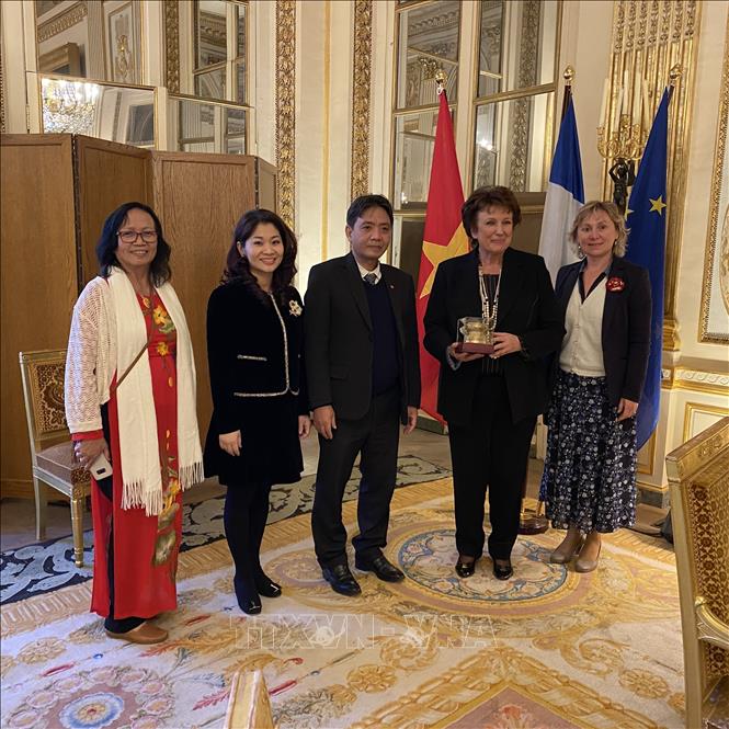 Photo: French Minister of Culture Roselyne Bachelot-Narquin receives Vietnamese Deputy Minister of Culture, Sports and Tourism Hoang Dao Cuong. VNA Photo: Xuân Đông 