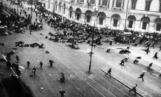 Cách mạng Tháng Hai nổ ra từ 3/3 – 16/3/1917 (18/2 – 3/3 theo lịch Nga cũ) đập tan ách áp bức bóc lột của chủ nghĩa tư bản và chế độ phong kiến tồn tại lâu đời ở nước Nga, lập được Xô-viết và chính quyền tư sản - tiền đề quan trọng dẫn tới cuộc Cách mạng Tháng Mười. Trong ảnh: Những người biểu tình trên ngã tư Đại lộ Nevsky và đường Sadovay ở Petrograd bỏ chạy khi quân đội Chính phủ tư sản lâm thời nã đạn vào giữa đám đông dân chúng. Ảnh: Tư liệu/TTXVN phát 