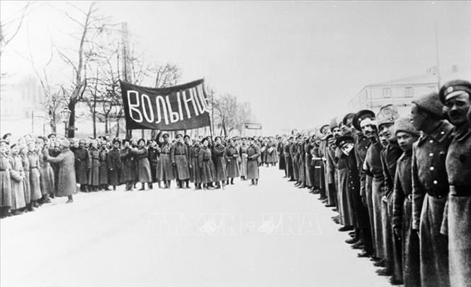 Tháng 2/1917 (theo lịch Nga cũ), chống lại lệnh của Sa hoàng đàn áp phong trào biểu tình, binh lính của Trung đoàn Bảo vệ cuộc sống Volynsky đã đứng về phía V.I.Lenin và đảng Bolshevik trong cuộc Cách mạng Tháng Hai - tiền đề quan trọng dẫn tới của cuộc Cách mạng Tháng Mười. Ảnh: Tư liệu/TTXVN phát