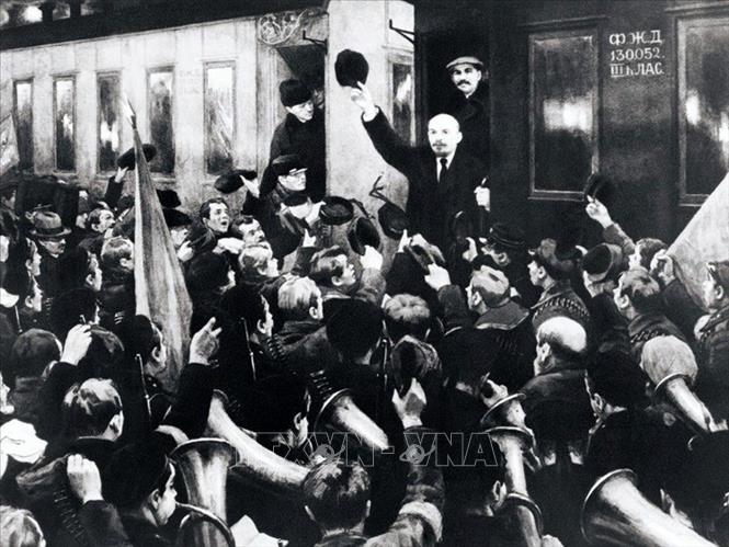 Ngày 16/4/1917 (3/4 theo lịch Nga cũ), V.I.Lenin từ Phần Lan trở về Nga để lãnh đạo phong trào cách mạng. Hàng vạn quần chúng đã tổ chức tuần hành, mít tinh để chào đón người con ưu tú của nước Nga tại nhà ga Phần Lan ở thành phố Petrograd (trong ảnh). Ảnh: Tư liệu/TTXVN phát