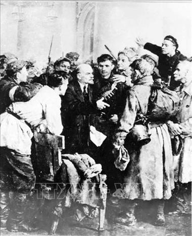 Chiều tối 6/11/1917 (24/10 theo lịch Nga cũ), V.I.Lenin đến Điện Smolny, trực tiếp chỉ đạo cuộc khởi nghĩa vũ trang nhằm lật đổ Chính phủ tư sản lâm thời và thiết lập chính quyền Xô-viết. Ðêm 6/11 (24/10), khởi nghĩa vũ trang bắt đầu nổ ra ở Thủ đô Petrograd. Ảnh: Tư liệu/TTXVN phát