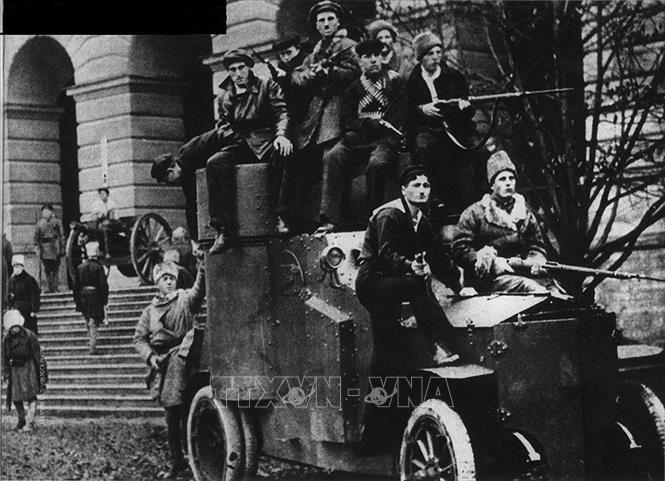 Lực lượng Cận vệ Đỏ và xe bọc thép bảo vệ Điện Smolny ở Petrograd, ngày 20/10/1917, 5 ngày trước khi diễn ra cuộc đánh chiếm Cung điện Mùa Đông của Cách mạng Tháng Mười Nga. Ảnh: Tư liệu/TTXVN phát