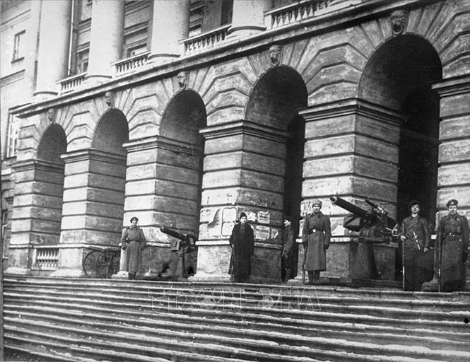 Lực lượng Cận vệ Đỏ bảo vệ Điện Smolny, nơi V.I.Lenin và các đồng chí trong Đảng Bolshevik chỉ huy cuộc Cách mạng tháng Mười ở Petrograd năm 1917. Ảnh: Tư liệu /TTXVN phát
