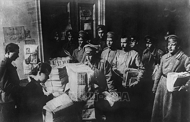 Những tờ báo Bolshevik được phân phát rộng rãi tới các đơn vị quân đội tại thành phố Petrograd năm 1917 trong những ngày Cách mạng Tháng Mười. Ảnh: Tư liệu/TTXVN phát