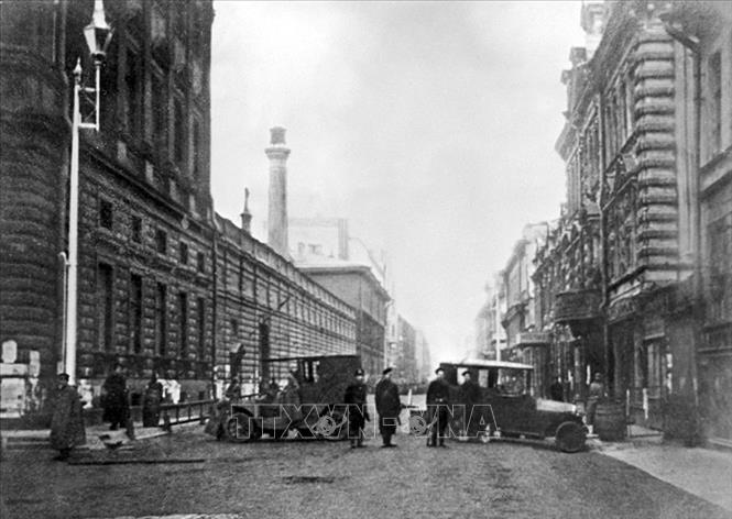 Dựng chướng ngại vật trên đường phố Petrograd trong những ngày Cách mạng Tháng Mười năm 1917. Ảnh: Tư liệu/TTXVN phát