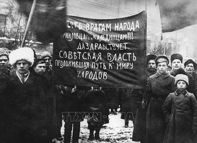 Công nhân và binh lính tham gia biểu tình ở Petrograd trong Cách mạng Tháng Mười, ngày 7/11/1917 (25/10 theo lịch Nga cũ). Ảnh: Tư liệu/TTXVN phát