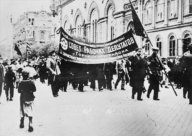 Diễu hành tại thành phố Odessa trong những ngày đầu của Cách mạng Tháng Mười năm 1917. Ảnh: Tư liệu/TTXVN phát