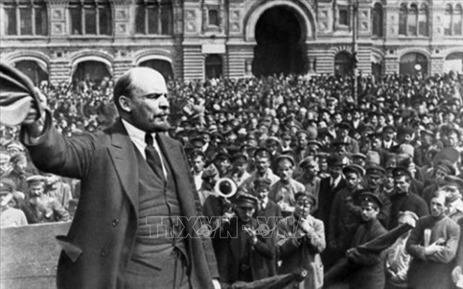 Lãnh tụ Vladimir Ilyich Lenin phát biểu trước người dân tại Petrograd năm 1917. Ảnh: Tư liệu/TTXVN phát