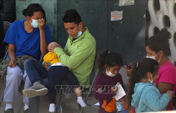 Trong ảnh: Người di cư tại một trung tâm di cư quốc gia ở Ciudad Juarez, bang Chihuahua, Mexico,ngày 5/4/2021, sau khi bị trục xuất khỏi Mỹ, ngày 5/4/2021. Ảnh: AFP/TTXVN