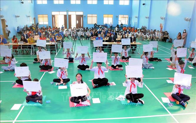 Trong ảnh: Ở vòng 2 - “Đấu trường Anh ngữ”, các thí sinh sẽ trả lời nhanh 30 câu hỏi của BTC từ dễ đến khó, mỗi câu hỏi suy nghĩ và trả lời trong vòng 30 giây. Ảnh: Quang Quyết - TTXVN