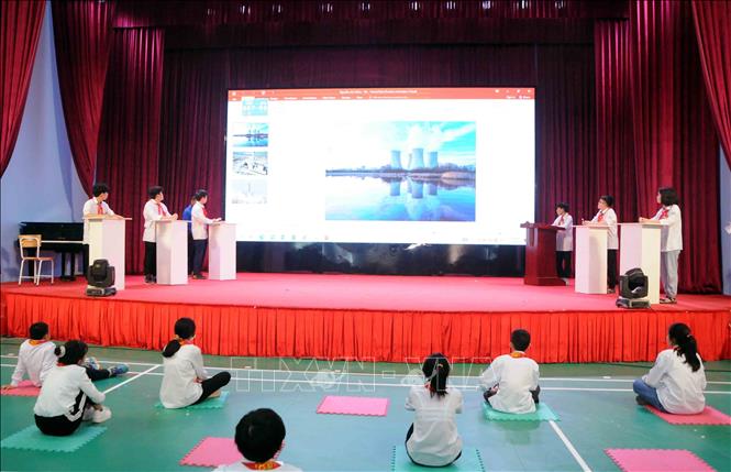 Trong ảnh: 6 thí sinh cao điểm nhất bước vào vòng 3 - “Tranh tài hùng biện”. Ảnh: Quang Quyết - TTXVN