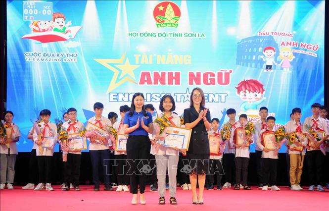 Trong ảnh: BTC trao giải Nhất cho em Nguyễn Phương Anh, Lớp 8A, Trường TH, THCS và THPT Chu Văn An - Trường Đại học Tây Bắc. Ảnh: Quang Quyết - TTXVN