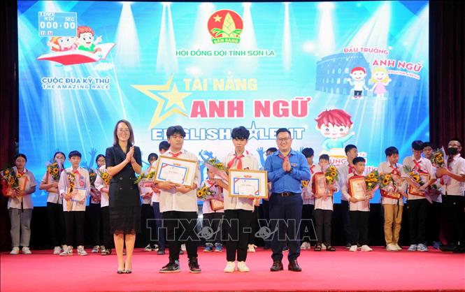 Trong ảnh: BTC trao giải 2 giải Nhì cho các thí sinh thí sinh đoạt giải. Ảnh: Quang Quyết - TTXVN