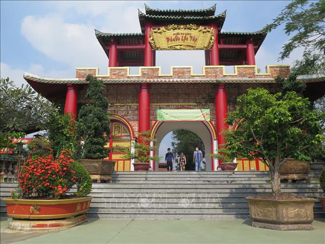 Trong ảnh: Cổng chính dẫn vào khu du lịch làng cổ Phước Lộc Thọ được xây dựng cách điệu như một cổng thành thời xưa. Ảnh: Minh Hưng-TTXVN