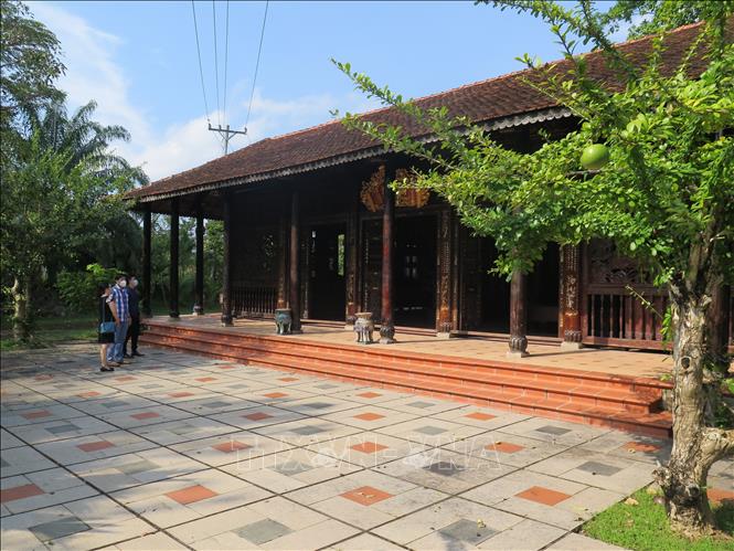 Trong ảnh: Căn nhà chữ “Công” - căn nhà rường cổ miền Bắc nổi tiếng nhất tại Làng cổ Phước Lộc Thọ với tuổi đời lên đến 150 năm với 114 cột. Ảnh: Minh Hưng-TTXVN