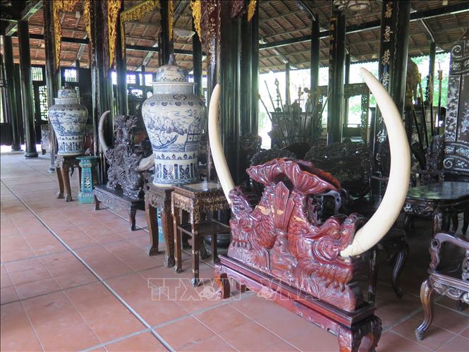 Photo: Visiting the ancient village of Phuoc Loc Tho, in addition to discovering the beauty of the ancient houses. VNA Photo: Minh Hưng