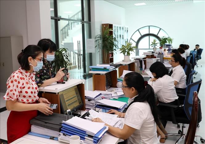 Khách hàng giao dịch tại Kho bạc Nhà nước quận Tây Hồ (Hà Nội). Ảnh: Phạm Hậu - TTXVN