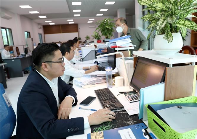 Hoạt động nghiệp vụ kế toán kiểm soát chi tại Kho bạc Nhà nước quận Tây Hồ (Hà Nội). Ảnh: Phạm Hậu - TTXVN