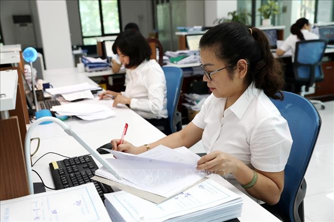 Hoạt động nghiệp vụ kế toán tại Kho bạc Nhà nước quận Tây Hồ (Hà Nội). Ảnh: Phạm Hậu - TTXVN