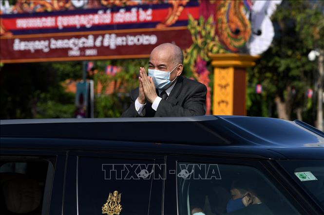 Trong ảnh: Quốc vương Preah Bat Samdech Preah Boromneath Norodom Sihamoni chủ trì Đại lễ kỷ niệm 68 năm Quốc khánh Vương quốc Campuchia, Phnom Penh, ngày 9/11/2021. Ảnh: AFP/ TTXVN