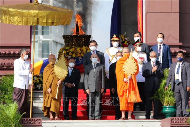 Trong ảnh: Quốc vương Campuchia Preah Bat Samdech Preah Boromneath Norodom Sihamoni (thứ 4, trái, phía trước) dự Đại lễ kỷ niệm 68 năm Quốc khánh Vương quốc Campuchia, Phnom Penh, ngày 9/11/2021. Ảnh: THX/ TTXVN