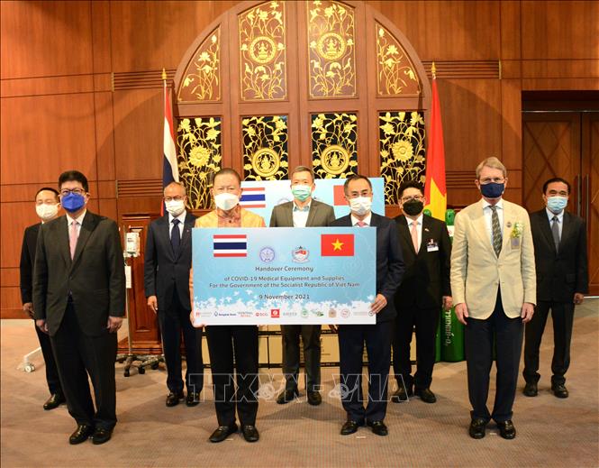 Photo: At the hand-over ceremony. VNA Photo: Ngọc Quang