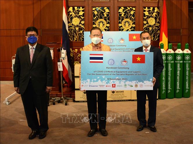 Photo: Vietnamese Ambassador Phan Chi Thanh (R) receives the donations from President of the Thailand-Vietnam Friendship Association Sanan Angubolkul (L). VNA Photo: Ngọc Quang