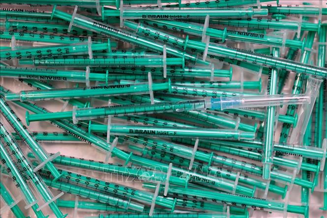 Trong ảnh: Ống tiêm sau khi được sử dụng cho chương trình tiêm vaccine ngừa COVID-19 tại một phòng y tế ở Berlin, Đức ngày 2/11/2021. Ảnh: REUTERS/TTXVN