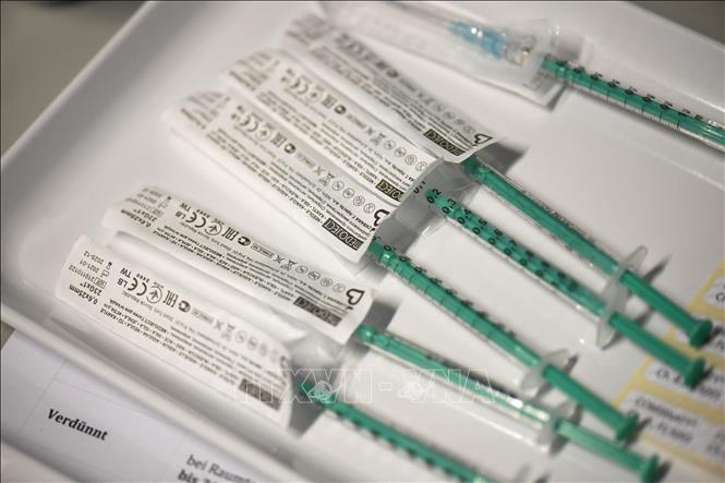 Trong ảnh: Ống tiêm được sử dụng cho chương trình tiêm vaccine ngừa COVID-19 tại công ty sản xuất thiết bị y tế ở Ditzingen, miền Nam Đức ngày 10/6/2021. Ảnh: AFP/TTXVN