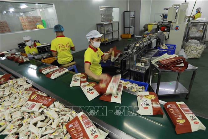 Trong ảnh: Dây chuyền đóng gói sản phẩm bánh gạo Richy Jinju. Ảnh: Vũ Sinh – TTXVN