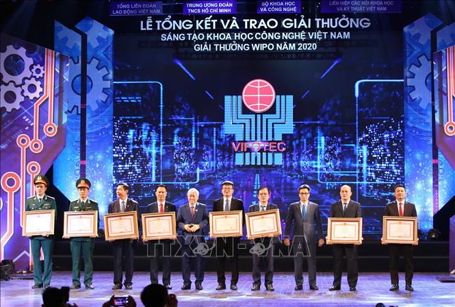 Trong ảnh: Bí thư Trung ương Đảng, Chủ tịch UBTW MTTQ Việt Nam Đỗ Văn Chiến và Phó Thủ tướng Vũ Đức Đam trao Bằng khen của Thủ tướng cho các cá nhân có thành tích. Ảnh: Hoàng Hiếu - TTXVN 