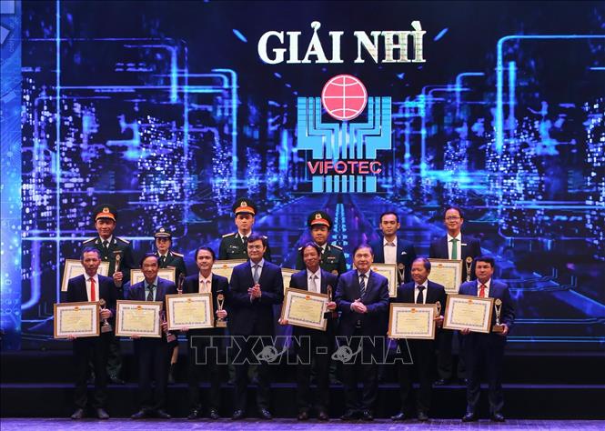 Trong ảnh: Chủ tịch Hội đồng Trung ương Liên hiệp các Hội Khoa học và Kỹ thuật Việt Nam Phan Xuân Dũng - Chủ tịch Quỹ VIFOTEC, Trưởng ban tổ chức Giải và Bí thư Thường trực Trung ương Đoàn Bùi Quang Huy trao giải Nhì cho các nhóm tác giả. Ảnh: Hoàng Hiếu - TTXVN 