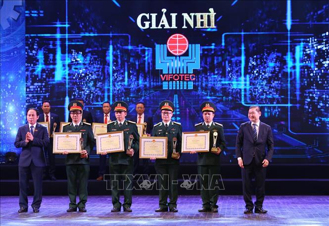 Trong ảnh: Chủ tịch Hội đồng Trung ương Liên hiệp các Hội Khoa học và Kỹ thuật Việt Nam Phan Xuân Dũng - Chủ tịch Quỹ VIFOTEC, Trưởng ban tổ chức Giải và Phó Chủ tịch, Tổng Thư ký UBTW MTTQ Việt Nam Lê Tiến Châu trao giải Nhì cho các nhóm tác giả. Ảnh: Hoàng Hiếu - TTXVN