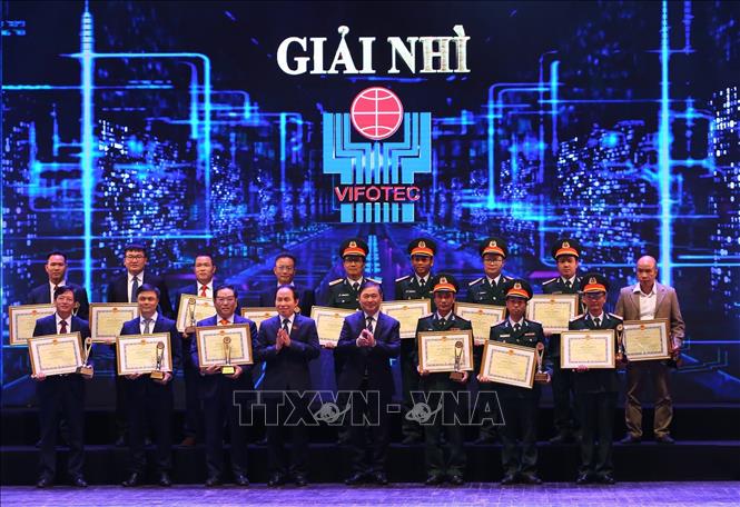 Trong ảnh: Chủ tịch Hội đồng Trung ương Liên hiệp các Hội Khoa học và Kỹ thuật Việt Nam Phan Xuân Dũng - Chủ tịch Quỹ VIFOTEC, Trưởng ban tổ chức Giải và Phó Chủ tịch, Tổng Thư ký UBTW MTTQ Việt Nam Lê Tiến Châu trao giải Nhì cho các nhóm tác giả. Ảnh: Hoàng Hiếu - TTXVN