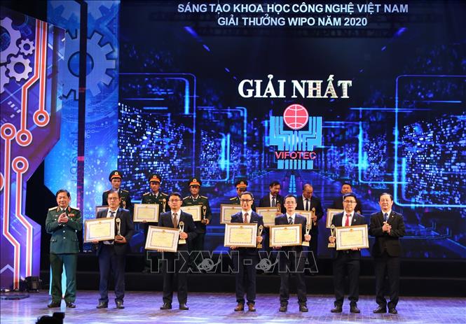 Trong ảnh: Bộ trưởng Bộ Khoa học và Công nghệ Huỳnh Thành Đạt và Thứ trưởng Bộ Quốc phòng Lê Huy Vịnh trao giải Nhất cho nhóm tác giả lĩnh vực Tiết kiệm năng lượng và sử dụng năng lượng mới. Ảnh: Hoàng Hiếu - TTXVN 